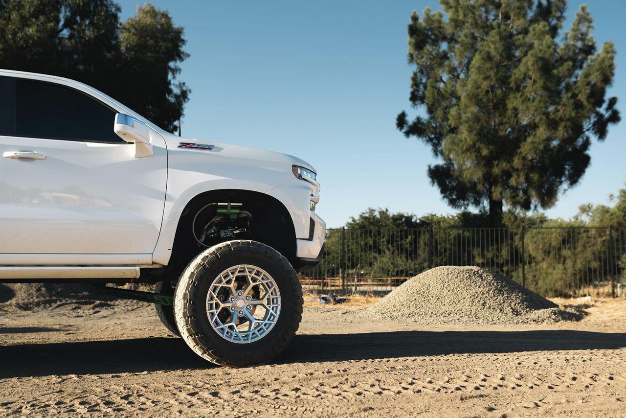 2020 Chevrolet Silverado - Fuel CHARGER - Silver | Fuel Off-Road